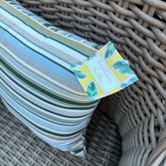 Set of Two Pillows - Picture 2 of 4